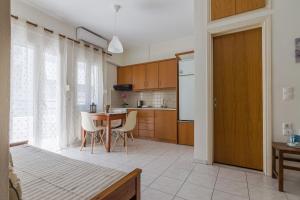 A kitchen or kitchenette at Homey Studio for 3 ppl in Heraklion City