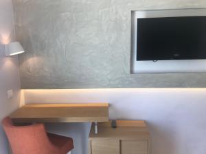 TV in/ali zabaviščno središče v nastanitvi Thera Mare