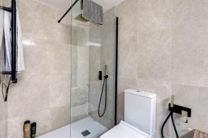 ソトグランデにあるalemaison Sotogrande Port- On the beachのシャワーとトイレ付きのバスルーム +20枚の写真
