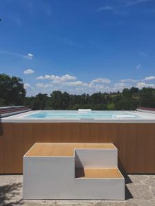 - Vistas a la piscina del edificio en Alloggio Turistico Vigna Clara, en Viterbo