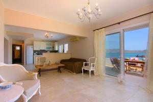 - un salon avec vue sur l'océan dans l'établissement Kristallia - Elounda seafront vacation rental, à Elounda