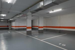 Eli Canteras-Parking-Airco by CanariasGetaway内部或周边的网球和/或壁球设施