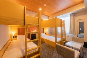 Tosei Hotel Cocone Asakusa emeletes ágyai egy szobában