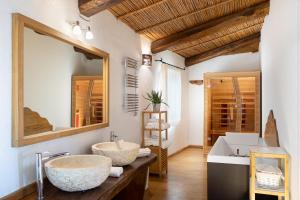 łazienka z dwiema umywalkami i dużym lustrem w obiekcie Hotel Balocco w mieście Porto Cervo
