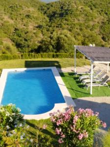 una piscina en un patio con sillas y una mesa en 3 bedrooms villa with private pool enclosed garden and wifi at Algar en Algar