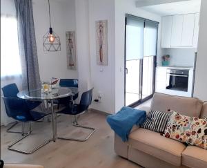 ein Wohnzimmer mit einem Sofa und einem Tisch in der Unterkunft Casa Diana in Playa Honda