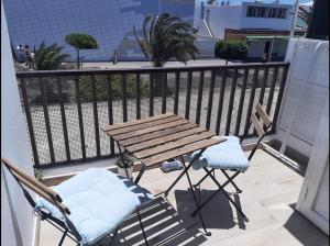 einen Holztisch und zwei Stühle auf dem Balkon in der Unterkunft Casa Diana in Playa Honda