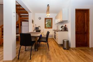 eine Küche und ein Esszimmer mit Tisch und Stühlen in der Unterkunft Hill Chalet in Beliş