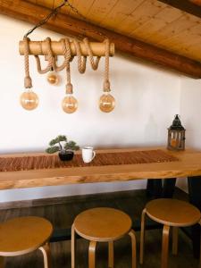 un bar con due sedie e un tavolo con luci di Loft by the sea-Agios Nikolaos-Lefkada ad Ágios Nikólaos