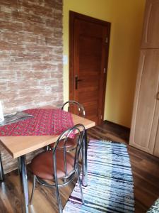 una mesa y sillas en una habitación con puerta en Pokoje u Zajdy, en Zawoja