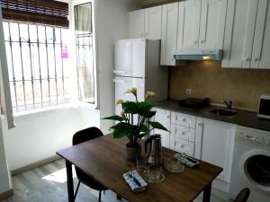 una cocina con una mesa de madera con una planta en Apartaloft LA CELESTINA, en Almagro