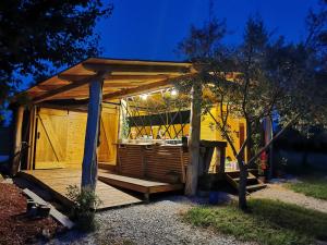 einen hölzernen Pavillon mit einem Tisch darin in der Unterkunft Natura Camp Karli in Kaštelir