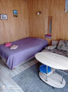een kamer met 2 bedden en een tafel bij Jurgvita in Palanga
