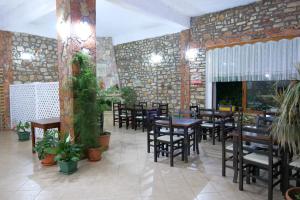 Reštaurácia alebo iné gastronomické zariadenie v ubytovaní Hotel Rixhi