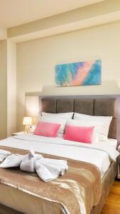 Hotel Olimpija plus tesisinde bir odada yatak veya yataklar