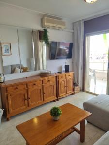 uma sala de estar com um sofá e uma mesa em COSTA DAURADA APARTAMENTS - Paraisol em Salou