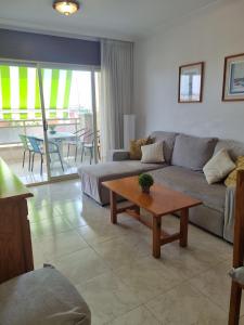 uma sala de estar com um sofá e uma mesa de centro em COSTA DAURADA APARTAMENTS - Paraisol em Salou