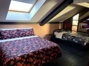 1 dormitorio con 2 camas y ventana en Il Loft di Villa al Parco, en Sala Baganza