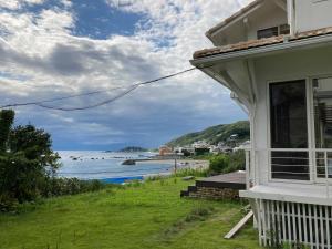 Gambar di galeri bagi GLOCE 葉山 Ocean View House 都心から1時間 湘南の絶景を独り占めペットok 出張BBQ有り di Yokosuka