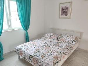 uma cama num quarto com cortinas azuis em Holiday Home Mediterranean Dream em Vodice