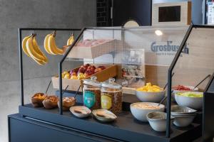 una vitrina con frutas y otros alimentos en INNSiDE by Meliá Luxembourg en Luxemburgo