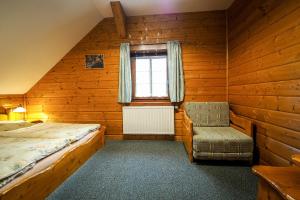 Postel nebo postele na pokoji v ubytování Srub Karolina
