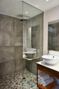 Un baño con ducha de cristal y lavabo. en Agroturismo Sa Canoveta, en Colonia de Sant Jordi