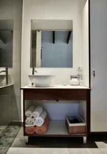 Un baño con lavabo, espejo y toallas. en Agroturismo Sa Canoveta, en Colonia de Sant Jordi 27 fotos más