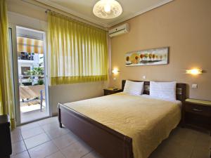 Ένα ή περισσότερα κρεβάτια σε δωμάτιο στο Ikaros Apartments