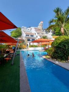 Bazén v ubytování Lalaguna Villas Luxury Dive Resort and Spa nebo v jeho okolí