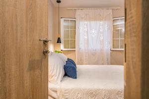 a bedroom with a bed and a window at Vardakis house in Volimes