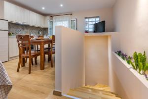 A kitchen or kitchenette at Vardakis house - 5 minutes from the famous Shipwreck Beach by Villa Mana Gers Még 11 kép