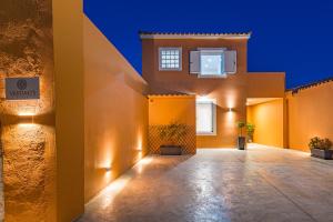 un patio vacío de una casa con paredes amarillas en Vardakis house, en Volímai