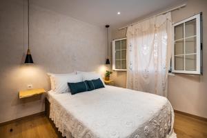 A bed or beds in a room at Vardakis house - 5 minutes from the famous Shipwreck Beach by Villa Mana Gers
