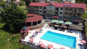 vista aerea di un hotel con piscina di Hostel Restaurant Ciuperca a Hunedoara