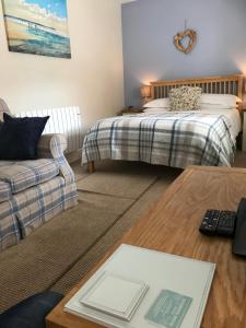 A bed or beds in a room at Elizabeth House 