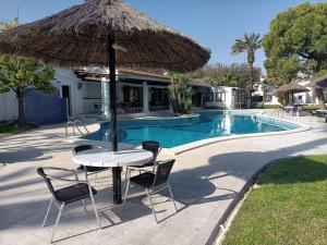 The swimming pool at or close to R121 - Apartamento Alorda park