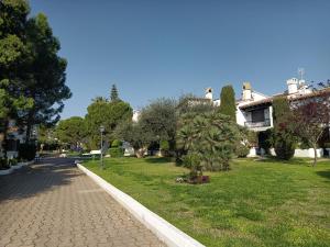 A garden outside R121 - Apartamento Alorda park