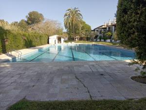 The swimming pool at or close to R121 - Apartamento Alorda park