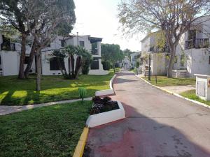 A garden outside R121 - Apartamento Alorda park