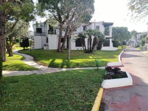 A garden outside R121 - Apartamento Alorda park