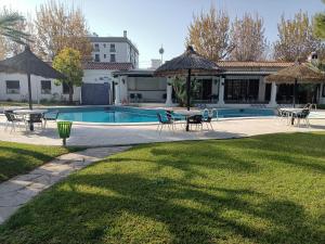 The swimming pool at or close to R121 - Apartamento Alorda park