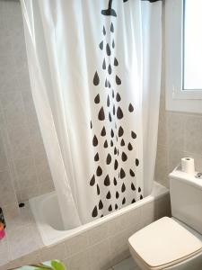 A bathroom at R121 - Apartamento Alorda park