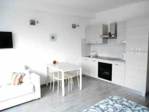 Kuchyň nebo kuchyňský kout v ubytování Direttamente Al Lago Apartments