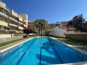 a swimming pool in the middle of a building at R123 Apartamento en la planta baja con piscina cerca de la playa in Calafell