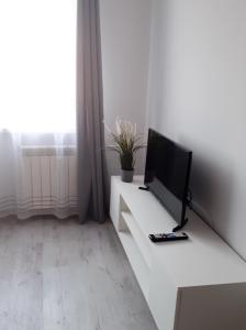 TV i/ili multimedijalni sistem u objektu Lovely place-apartament Oświęcim