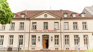 ein großes weißes Gebäude mit einem Schild, auf dem „Hotel Van Berzerker“ steht in der Unterkunft Hotel van Bebber in Xanten