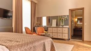 ein Hotelzimmer mit Bett und Badezimmer in der Unterkunft Hotel van Bebber in Xanten