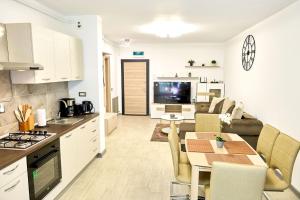 Kuchyň nebo kuchyňský kout v ubytování Sunset view Apartment- Spa Pools Resort