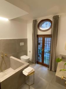 Et badeværelse på Casa Dei Pittori Venice Apartments